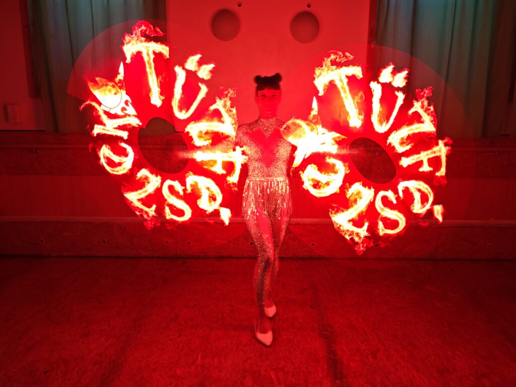 A LED zsonglőr show folyamán az eszközön megjelenített logo, jelen esetben a Tűzfészek felirat