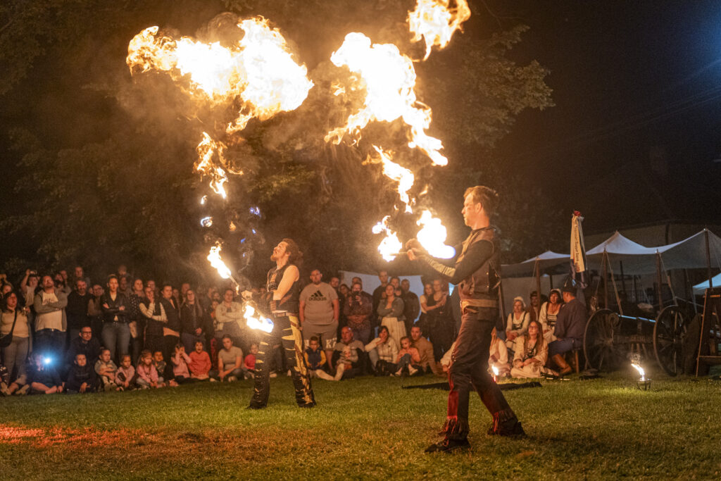 A Tűzfészek Társulat tűzzsonglőr bemutatójának pillanatképe