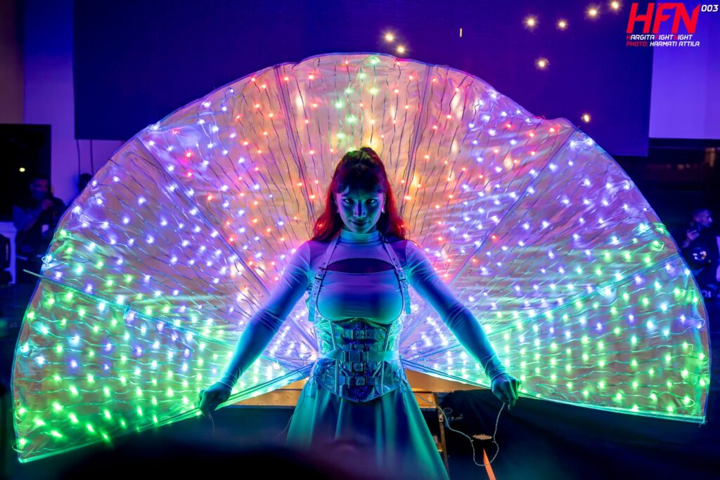 LED páva látvány karakter