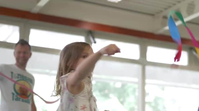 Számos különböző eszközt kipróbálnak a gyerekek a játszóházunkban képzett animátorok vezetésével.